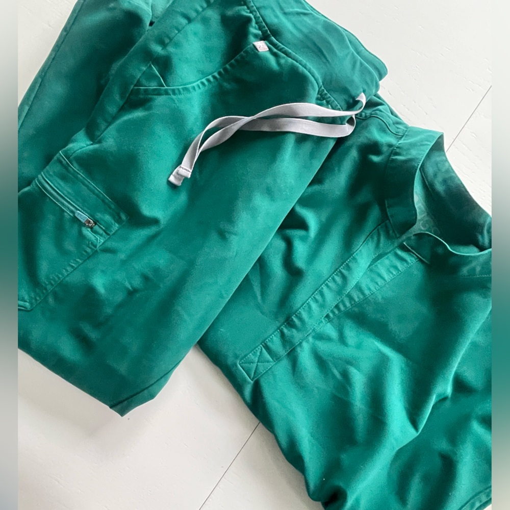 SET of FIGS scrubs in hunter green. Rafaela top, Zamora joggers bottoms. Size M